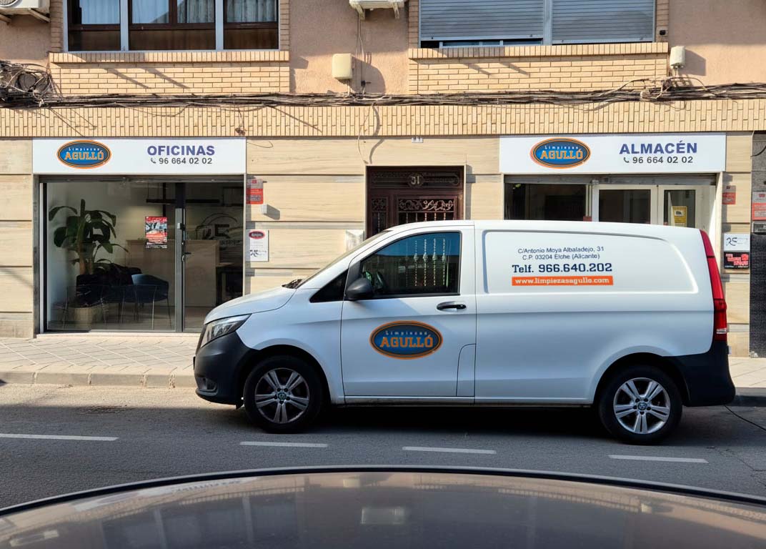 Furgoneta y oficinas de Limpiezas Agulló
